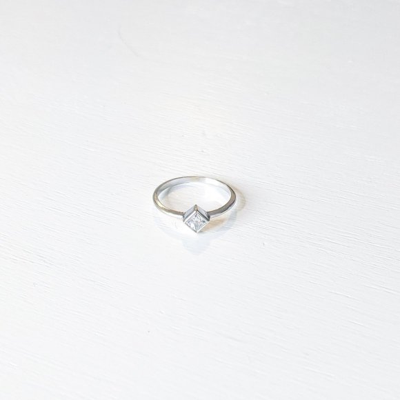 Minimal VS Princess Diamond Engagement Ring - Picture 1 of 3